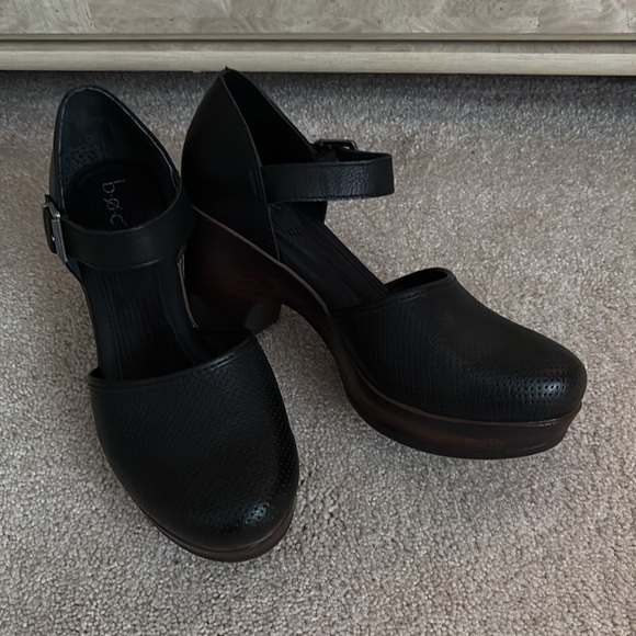 boc Gia closed back clogs with ankle strap - Picture 4 of 5